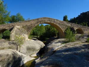 Puente romano sobre río