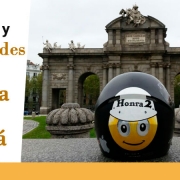 Casco de moto con pegatina de Honra2 y el texto: "Historia y curiosidades de la Puerta de Alcalá"
