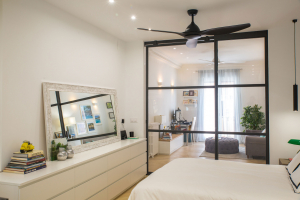 Dormitorio con separación de espacios con un panel acristalado