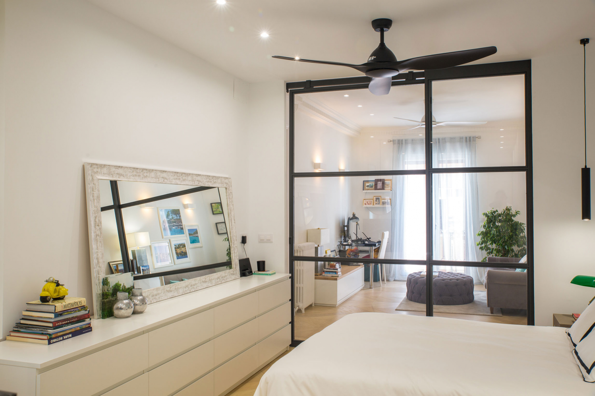 Dormitorio con separación de espacios con un panel acristalado