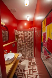 baño de diseño en rojo