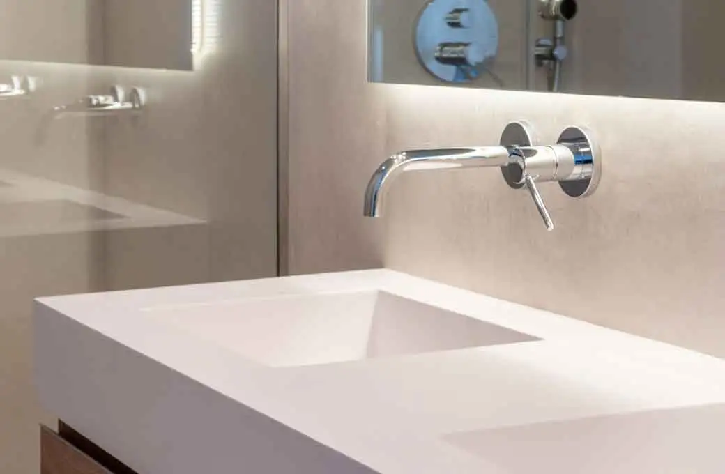 Reforma de cuarto de baño de diseño con mando y grifo de primeras calidades