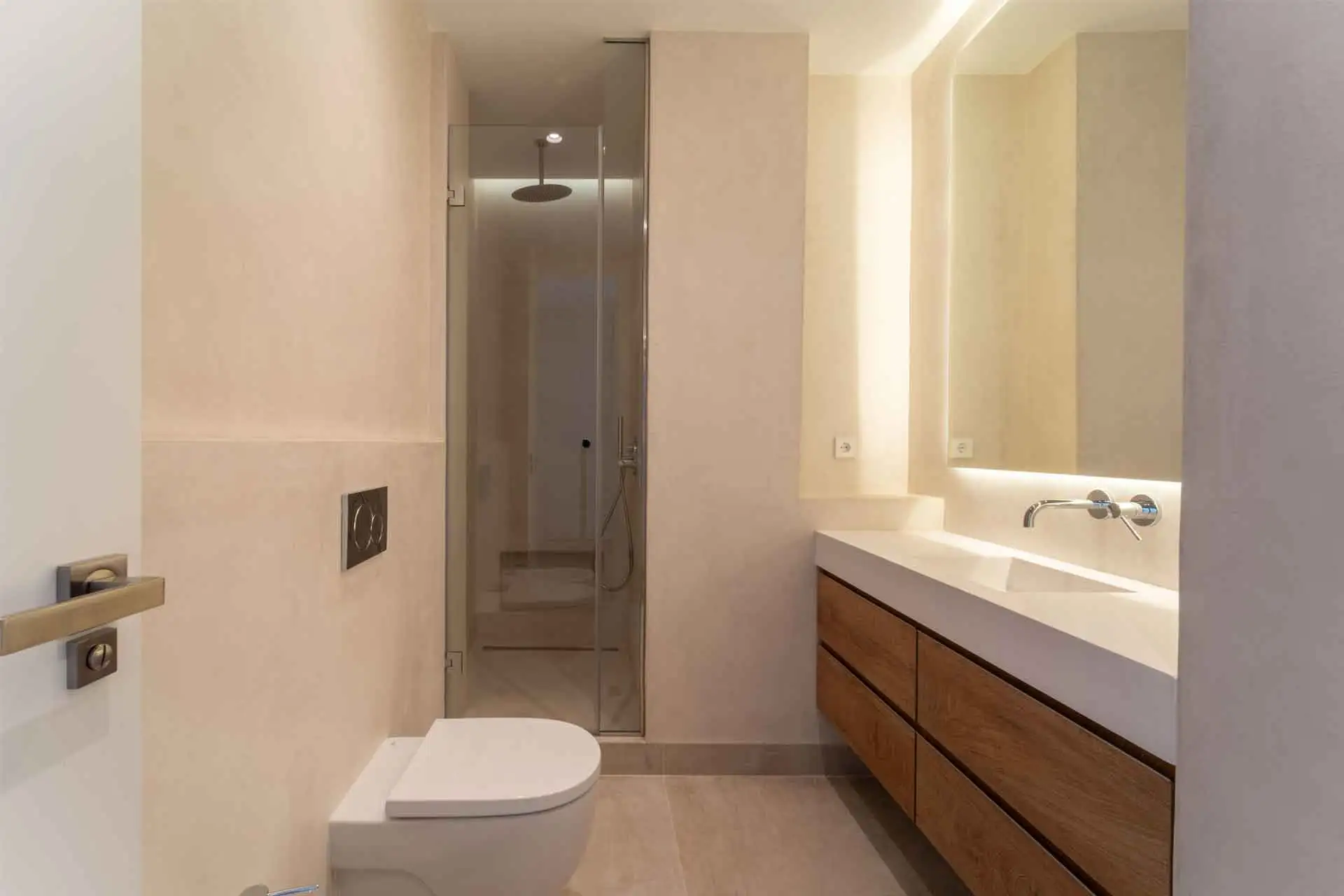 Cuarto de baño con lavabo de un seno, inodoro suspendido ducha vertical cerrada con puerta de cristal cerrada