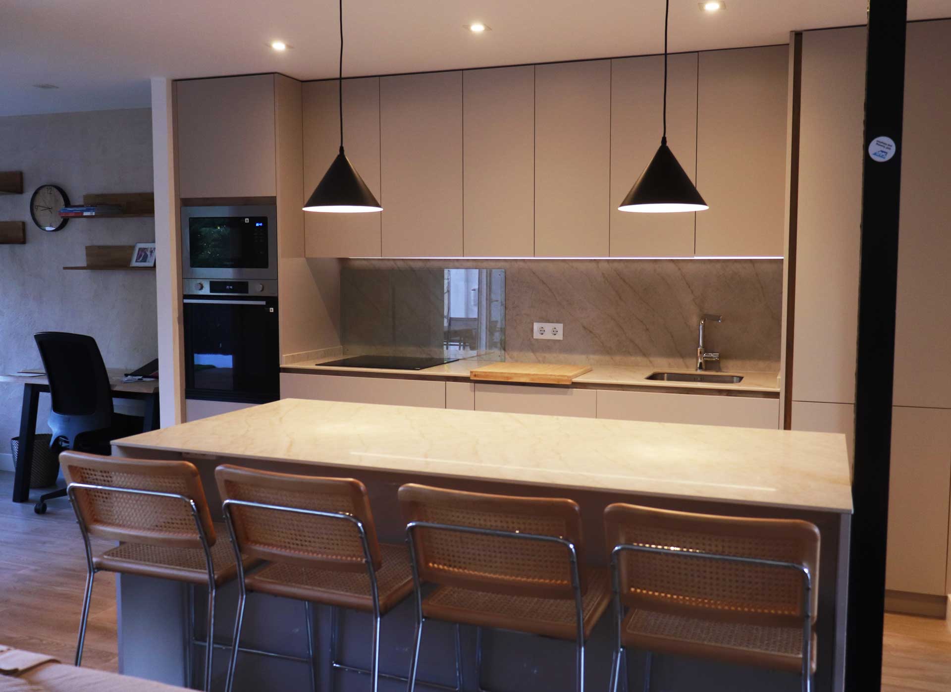 Cocina americana de chalé en Pozuelo después de reforma integral hecha por la empresa Honrados