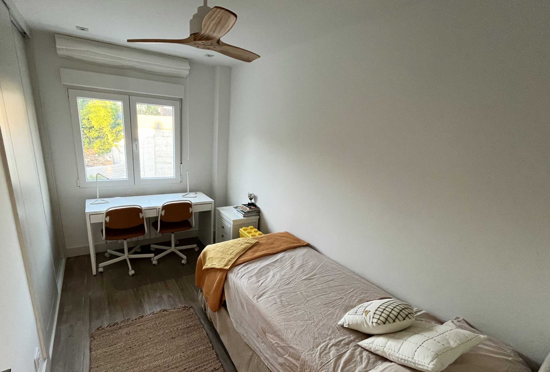 Dormitorio juvenil después de la reforma integral realizada en chalet de Pozuelo de Alarcón por la empresa Honrados
