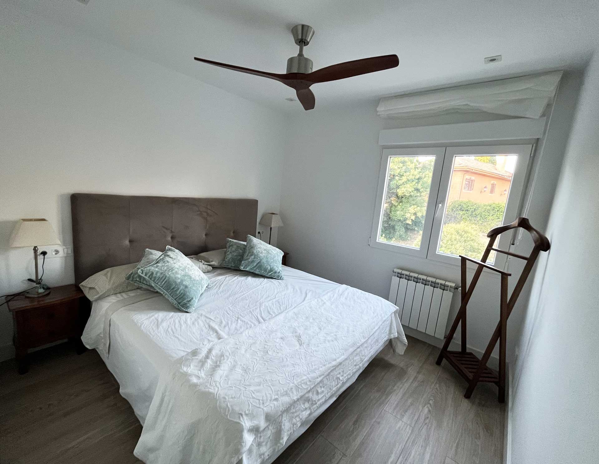 Dormitorio principal de chalet realizado por la empresa de reformas en Pozuelo Honrados