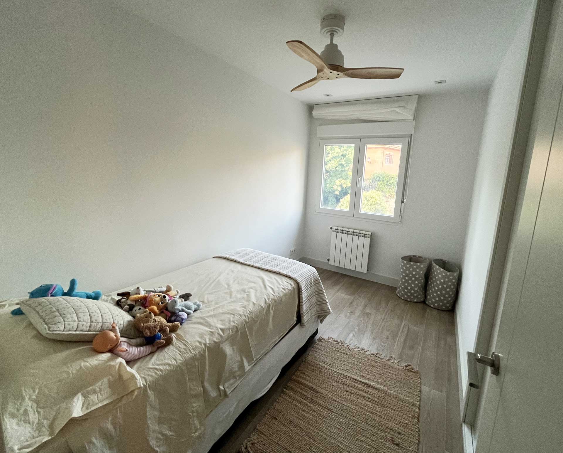 Segundo dormitorio juvenil de chalet después de la reforma integral realizada por la empresa de reformas en Pozuelo Honrados