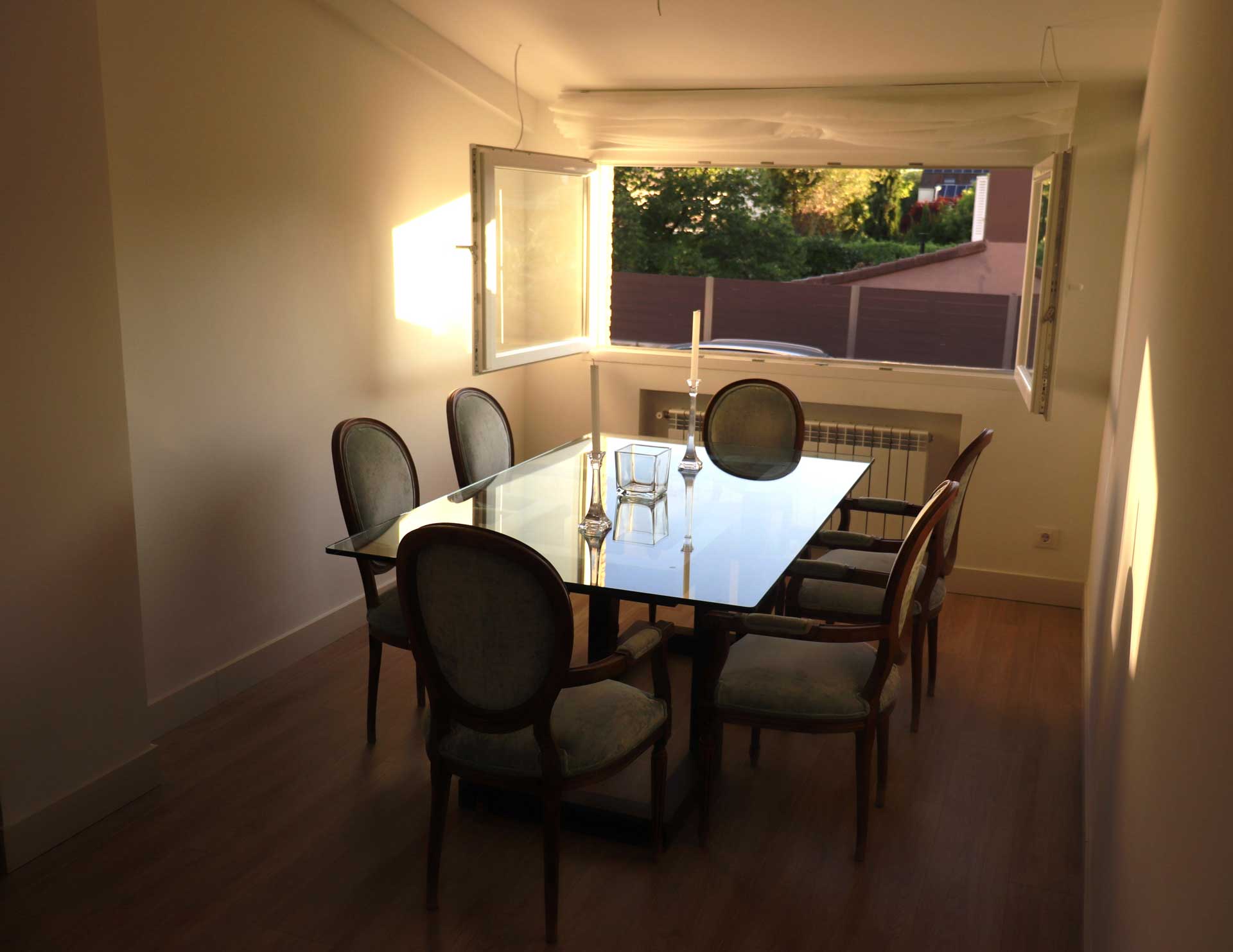 Zona comedor de chalet después de la renovación realizada por la empresa de reformas en Pozuelo Honrados