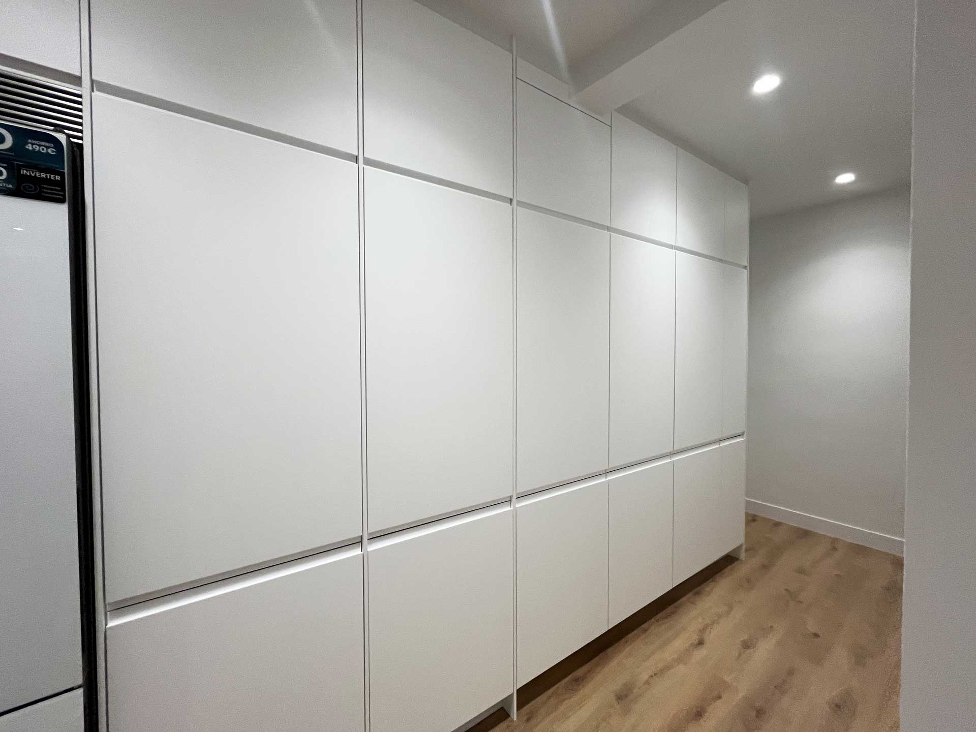 Armarios de cocina de Ikea integrados hasta el techo en reforma integral realizada en Tirso de Molina por la Empresa de Reformas en Madrid Honra2