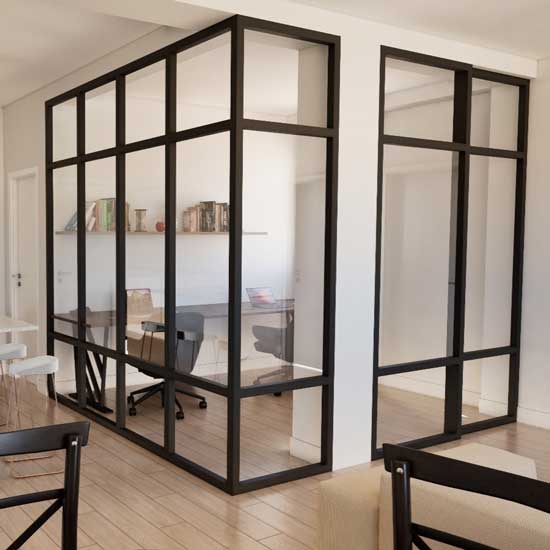 Render de la Zona de teletrabajo u oficina separada con cristalera de estilo industrial en la reforma en Tirso de Molina.