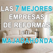 mejores-empresas-reformas-majadahonda Salón contemporáneo luminoso con sofá beige y decoración minimalista, utilizado como fondo para un cartel con el texto “Las 7 mejores empresas de reformas en Majadahonda”