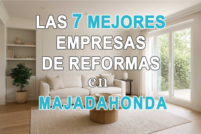 Salón contemporáneo luminoso con sofá beige y decoración minimalista, utilizado como fondo para un cartel con el texto “Las 7 mejores empresas de reformas en Majadahonda”