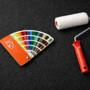 error-elegir-pintura-carta-RAL Error al elegir el color de la pintura a través de carta RAL, mostrando una carta RAL K7 y un rodillo de pintor sobre fondo oscuro.