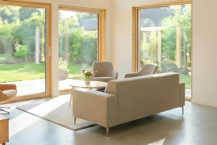 vivienda-aislada-energeticamente-ahorro-9000-IRPF-reforma Interior de vivienda moderna de alta eficiencia energética con aerotermia y sin radiadores visibles, ejemplo de cómo se ahorra 9.000 euros en la reforma gracias a las deducciones fiscales