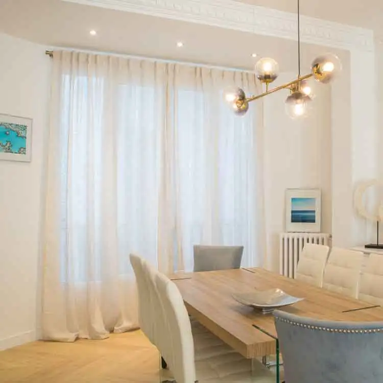 Vivienda en Moncloa con cortinas en la ventana Salon de vivienda en Moncloa con cortinas en la ventana y comedor moderno luminoso