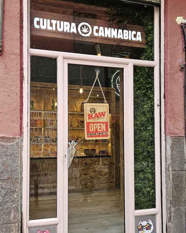 Puerta de entrada al local de cultura cannábica reformado por la empresa de reformas en Madrid Honrados