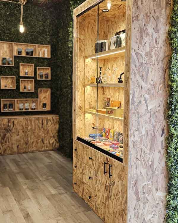 Interior del local de Cultura cannábica en Malasaña