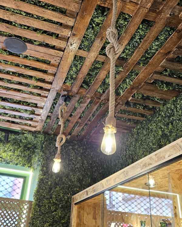 techo con palés barnizados y tratados junto con césped artificial de la tienda de cultura cannábica en Malasaña ejemplo de interiorismo comercial en Madrid