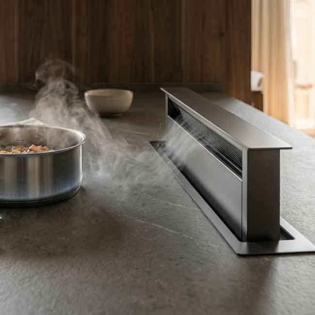 Extractor de encimera retráctil en cocina de diseño en Madrid