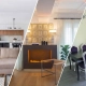 Imagen de portada tríptico diagonal que ilustra tres estilos de reformas integrales y decoración según la edad en Madrid: un diseño minimalista y de planta abierta para jóvenes (izq.), un rincón de chimenea elegante y sofisticado para adultos de mediana edad (centro), y un comedor clásico y tradicional para personas mayores con molduras y lampara de araña(der.)