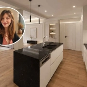 5-errores-evitar-reforma-cocina-camila-espinosa Camila Espinosa desvela los 5 errores que debes evitar a la hora de diseñar tu cocina, en una imagen con cocina moderna abierta, isla central, encimeras negras y mobiliario blanco junto con fotografía circular de la propia experta en reformas.