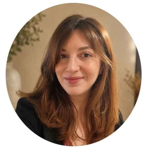 Retrato de Camila Espinosa, experta en interiorismo analiza el fin del minimalismo y las nuevas tendencias de decoración.