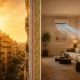 Imagen comparativa que muestra cómo aislar térmicamente vivienda con trasdosado, con una fachada exterior expuesta al calor solar, una sección de pared con aislamiento insuflado y un salón interior climatizado con aire acondicionado.