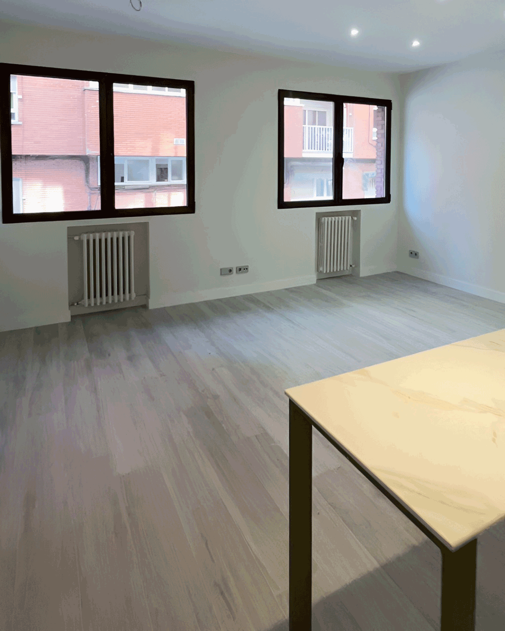 oficina-ciudad-barcelona-convertida-dos-viviendas-salon-piso-dos