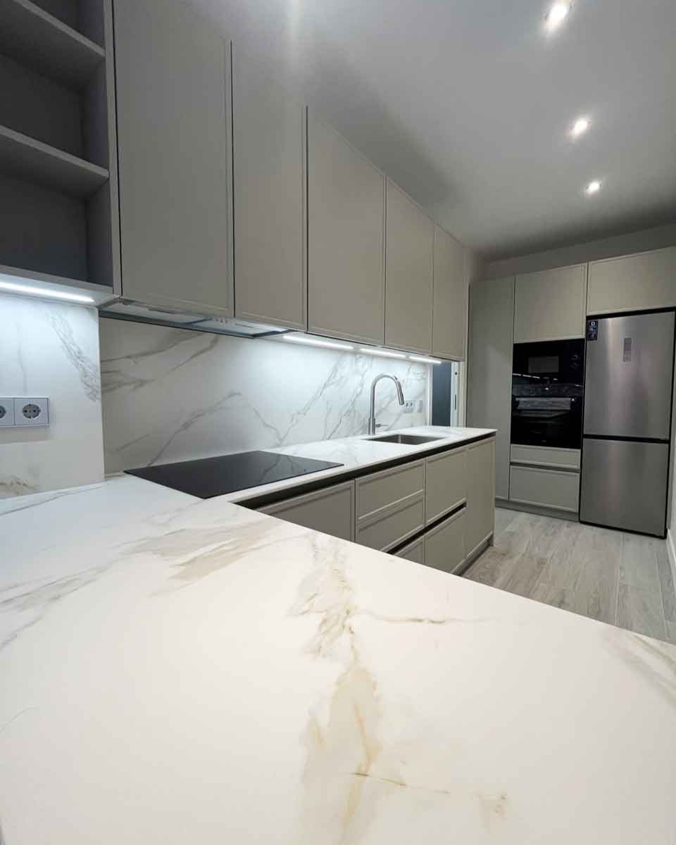 oficina-madrid-convertida-dos-viviendas-cocina-americana-piso-dos