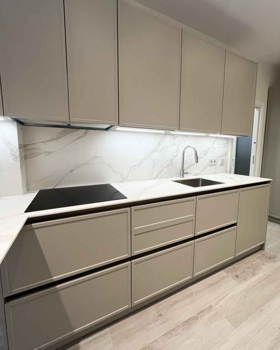 oficina-madrid-convertida-dos-viviendas-cocina-piso-dos