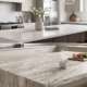 Comparativa de encimeras de cocina: cuarzo arriba versus piedra sinterizada abajo, cuales son tendencia en reformas e interiorismo en Madrid