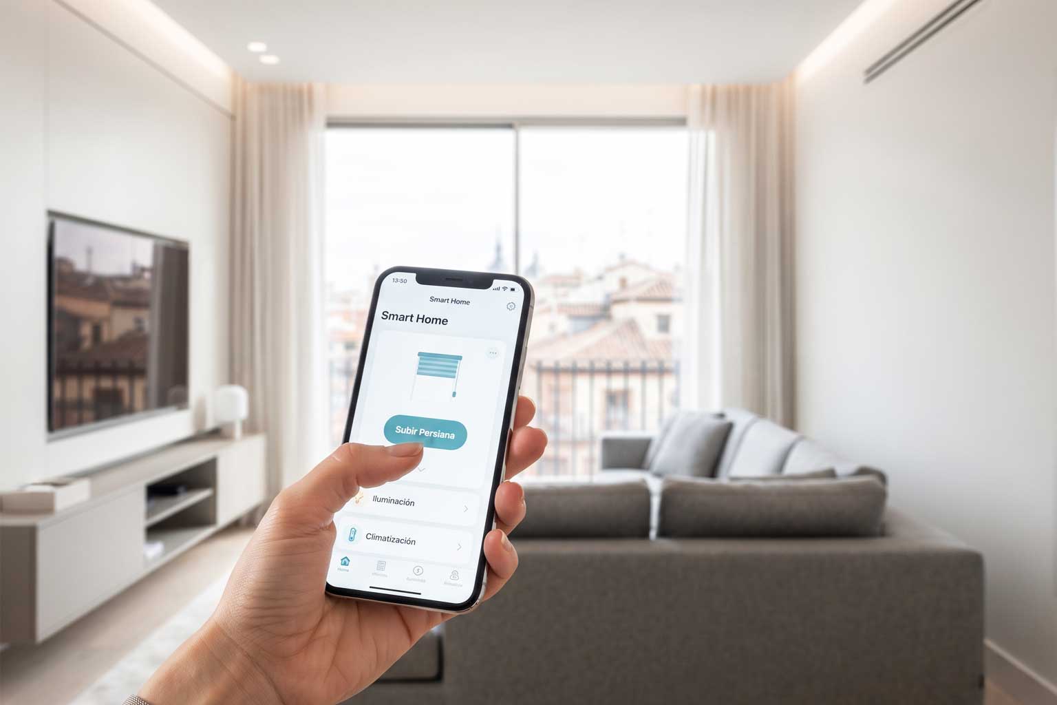Mano controlando persianas inteligentes desde aplicación móvil de vivienda en Madrid con domótica invisible integrada durante la reforma integral.